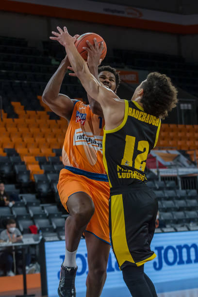 成绩奠定坚 成绩奠定坚